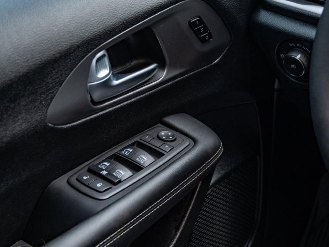 2025 Chrysler Pacifica Select Photo