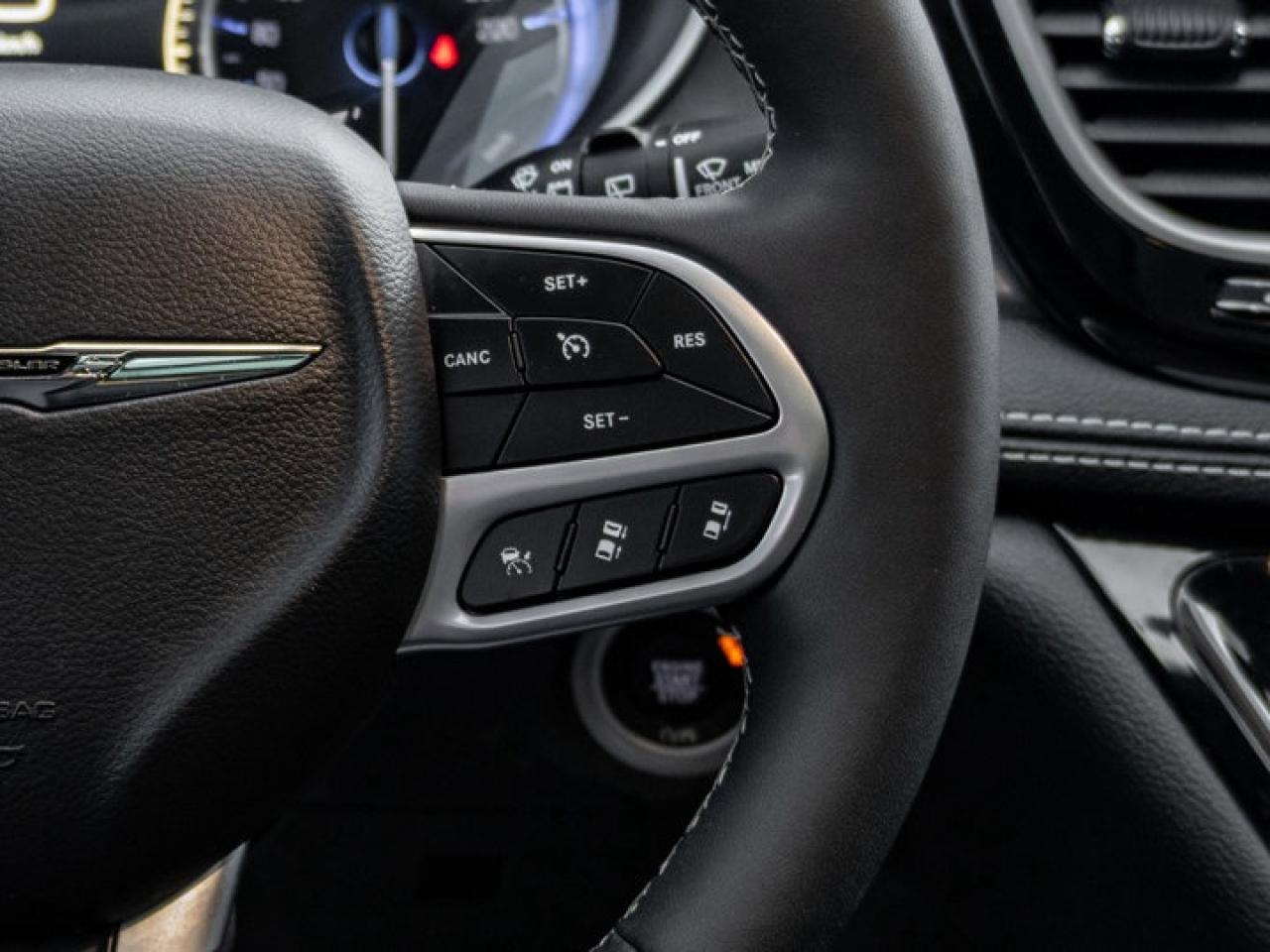 2025 Chrysler Pacifica Select Photo