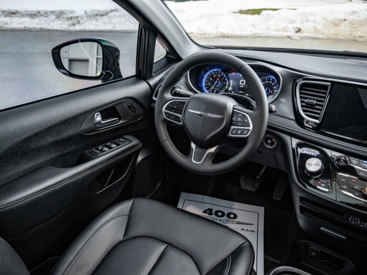 2025 Chrysler Pacifica Select Photo