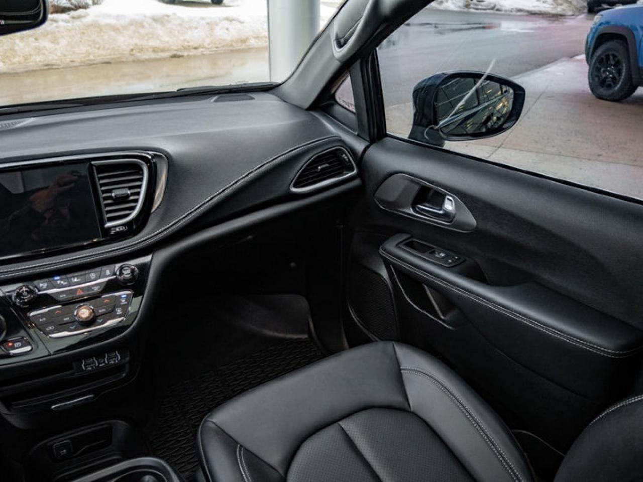 2025 Chrysler Pacifica Select Photo