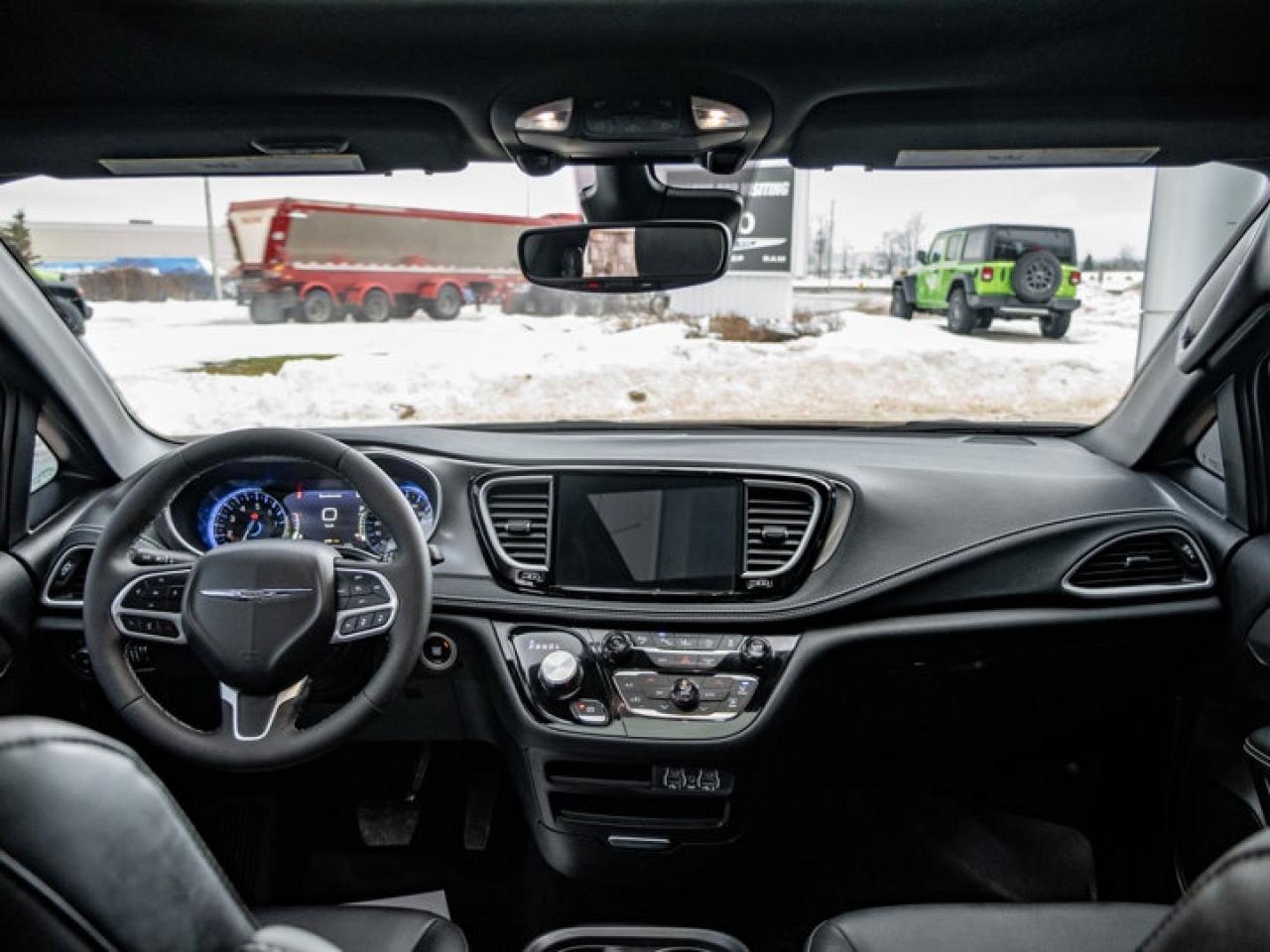 2025 Chrysler Pacifica Select Photo