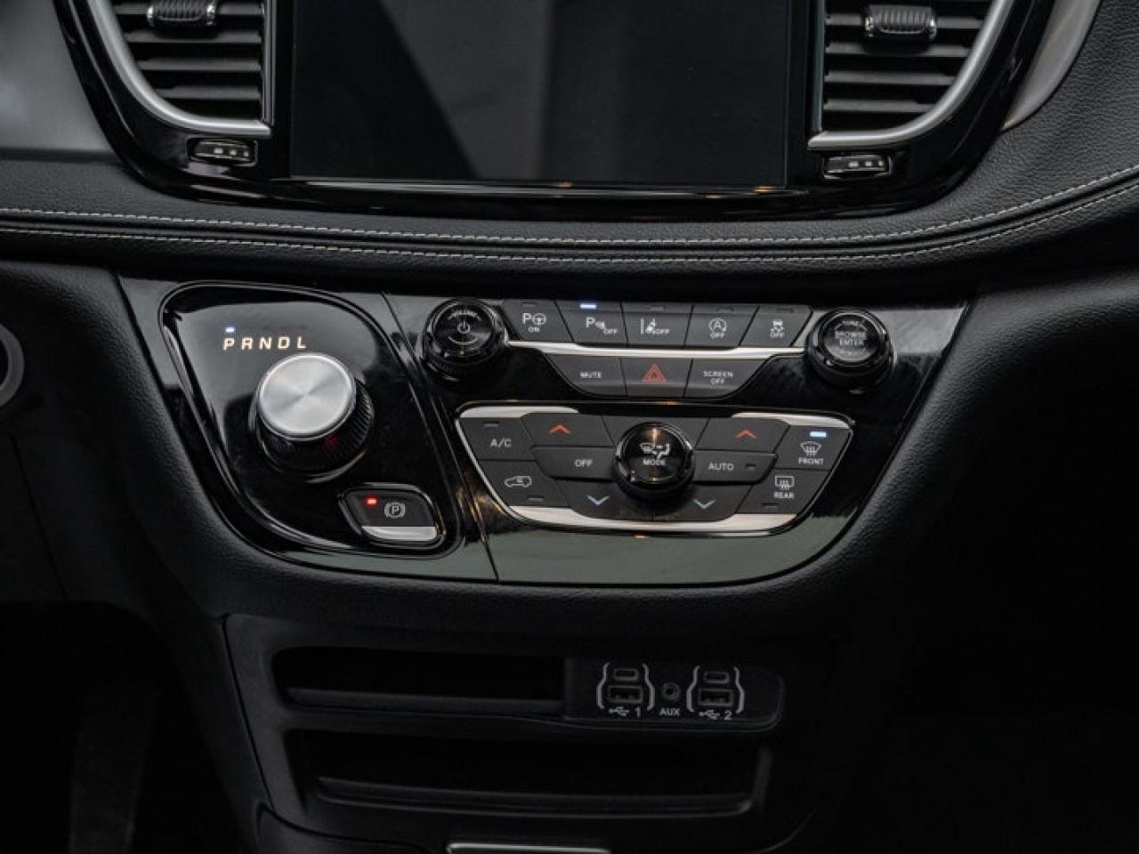 2025 Chrysler Pacifica Select Photo