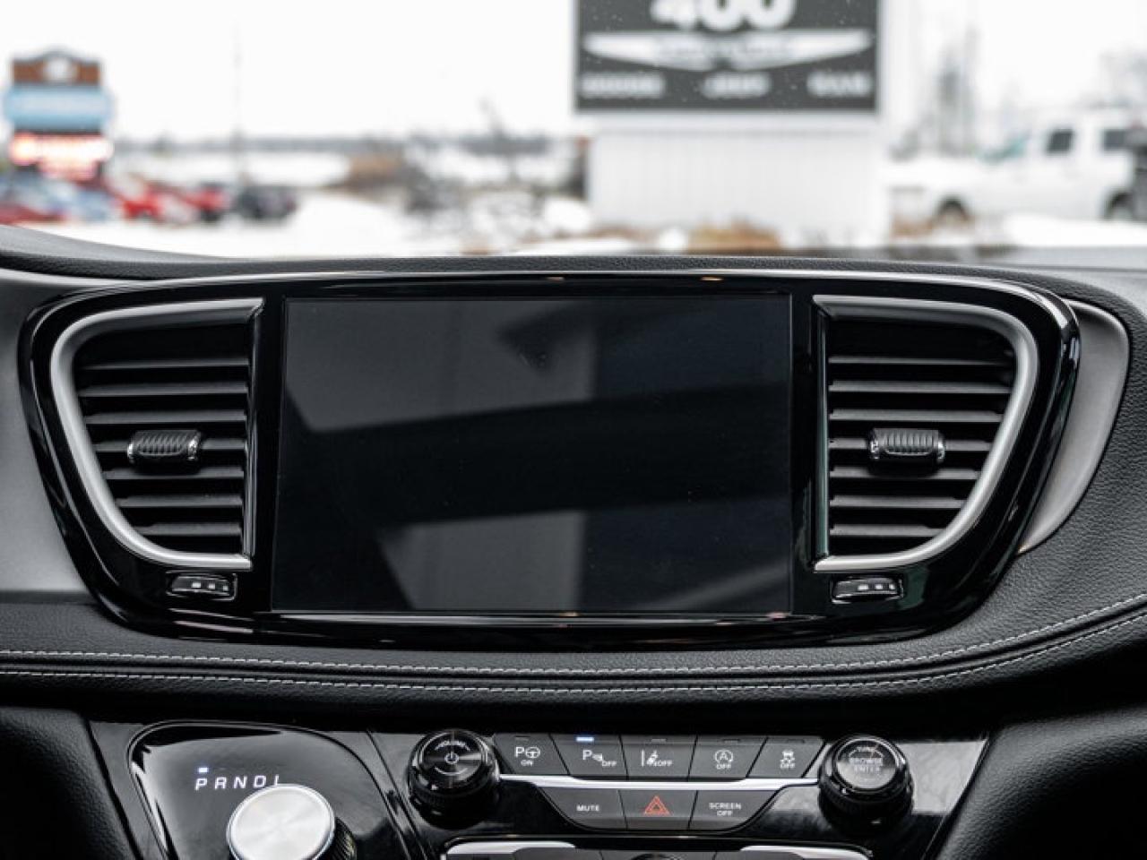 2025 Chrysler Pacifica Select Photo