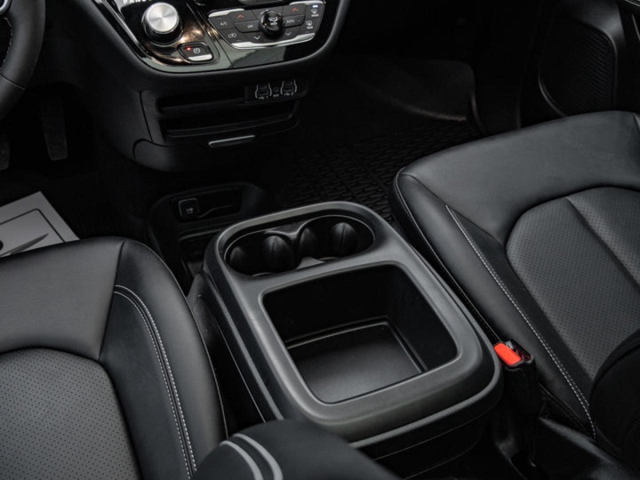 2025 Chrysler Pacifica Select Photo