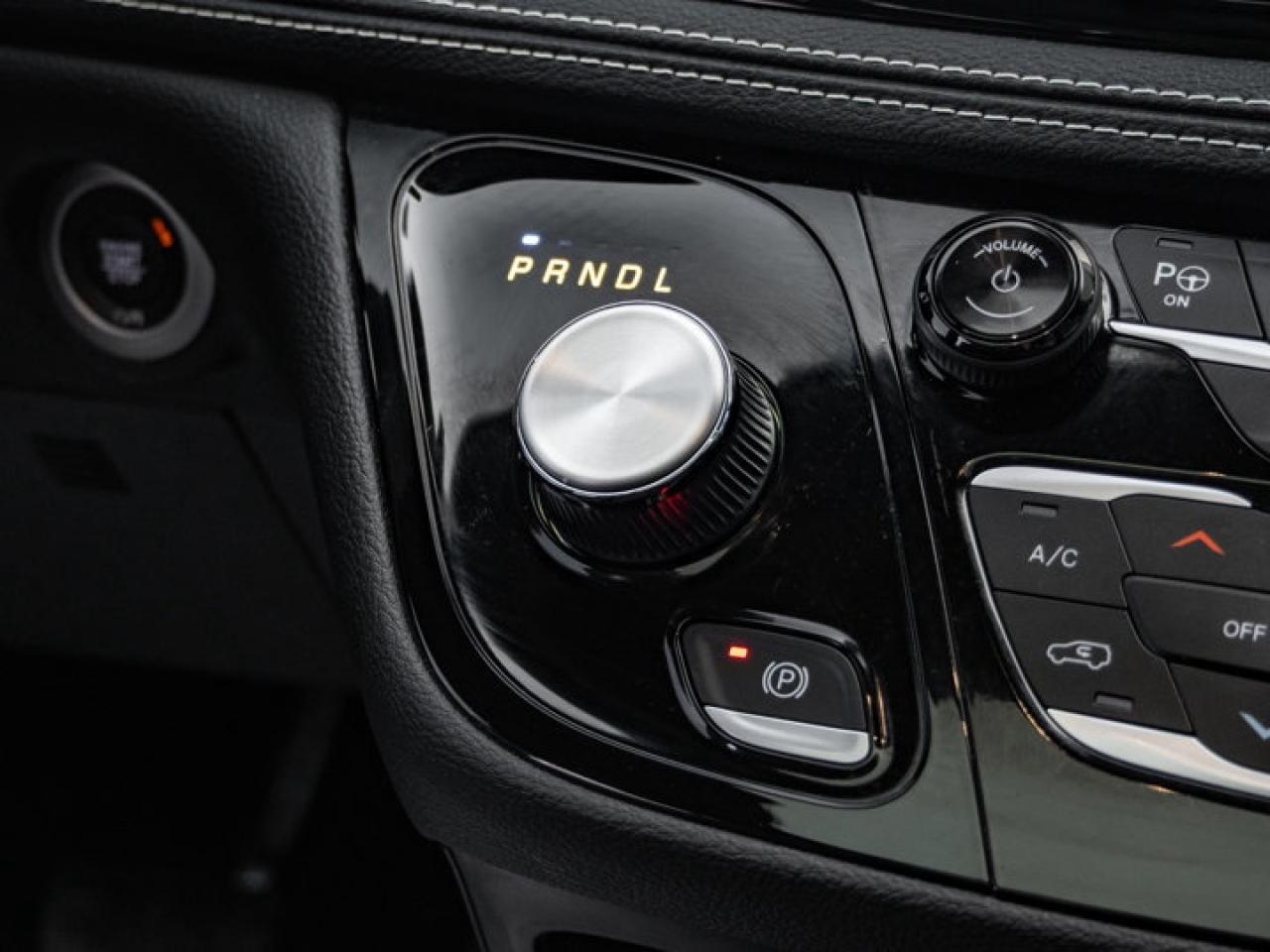 2025 Chrysler Pacifica Select Photo