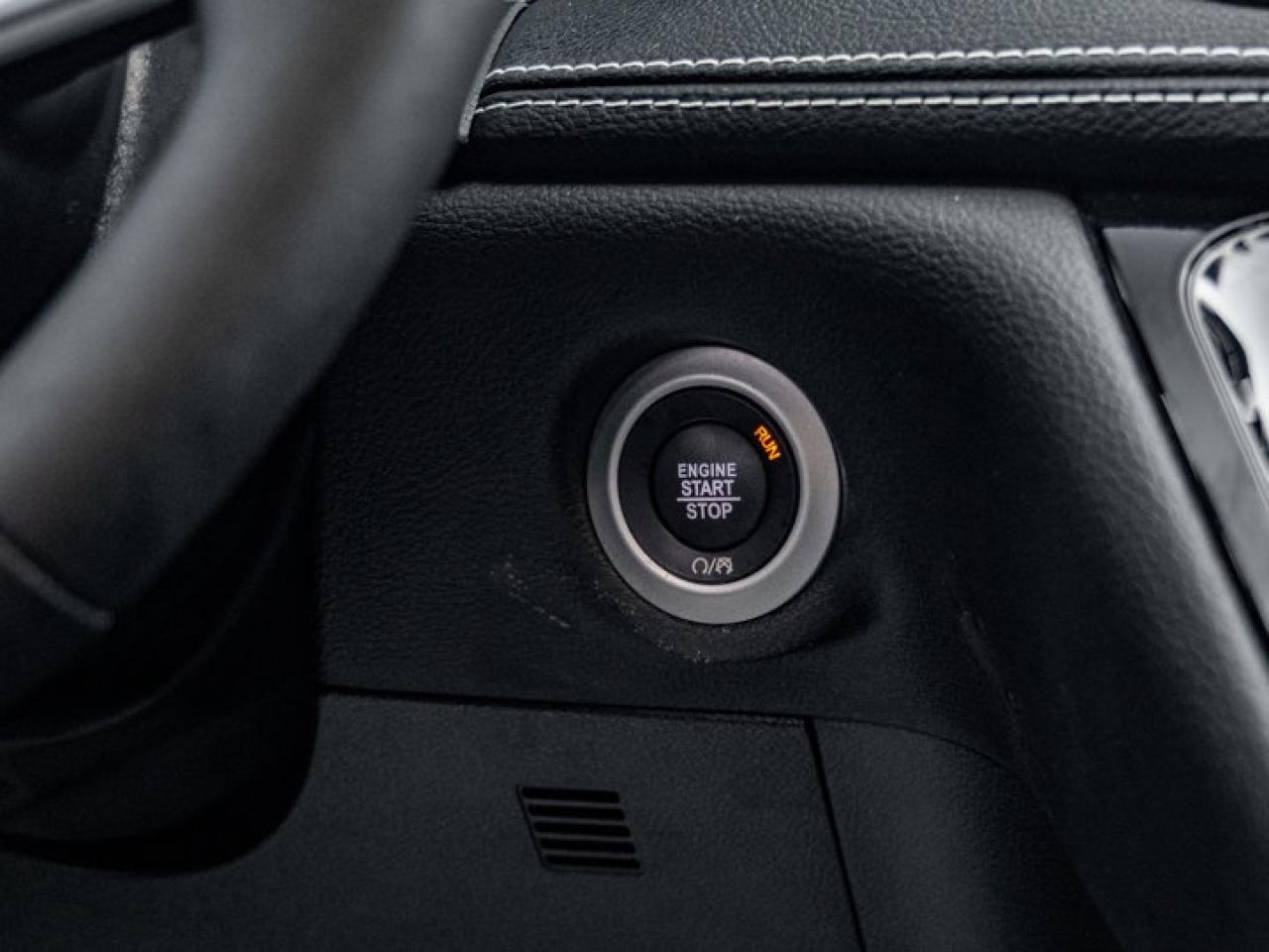 2025 Chrysler Pacifica Select Photo