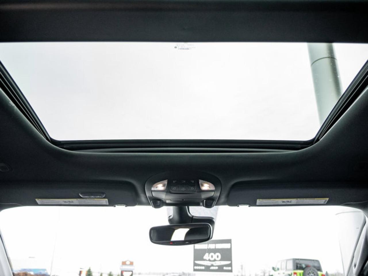 2025 Chrysler Pacifica Select Photo