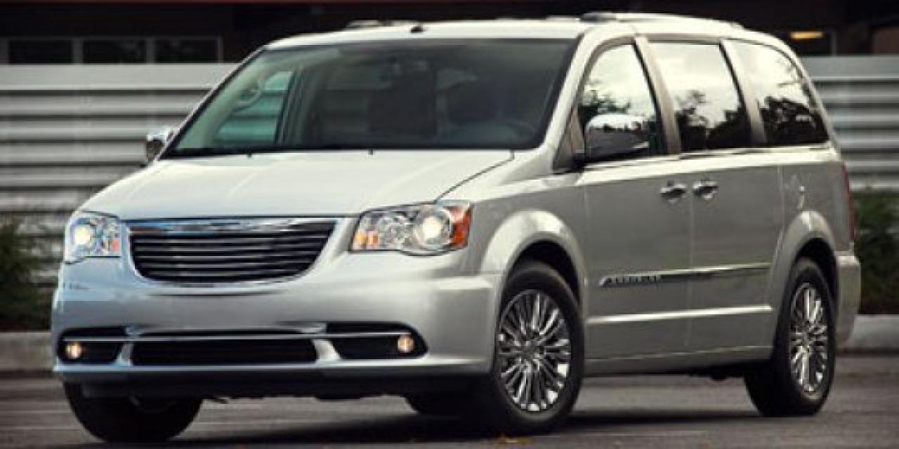 2011 Chrysler Town & Country Limited Photo0