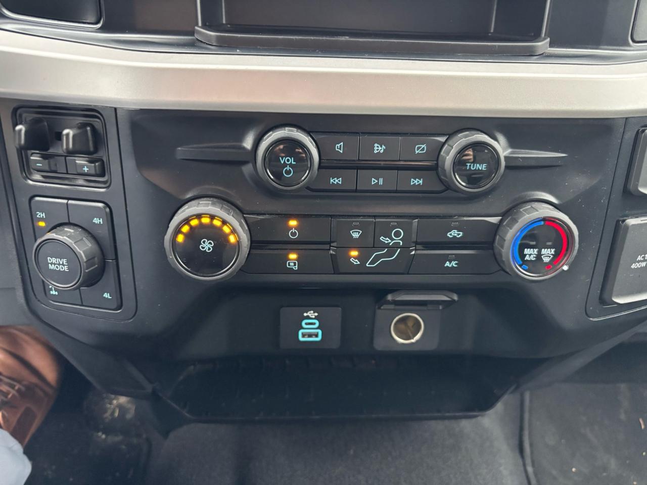 2024 Ford F-250 XLT, CREW CAB, 7.3L GAS ENGINE! SHORT BOX! Photo