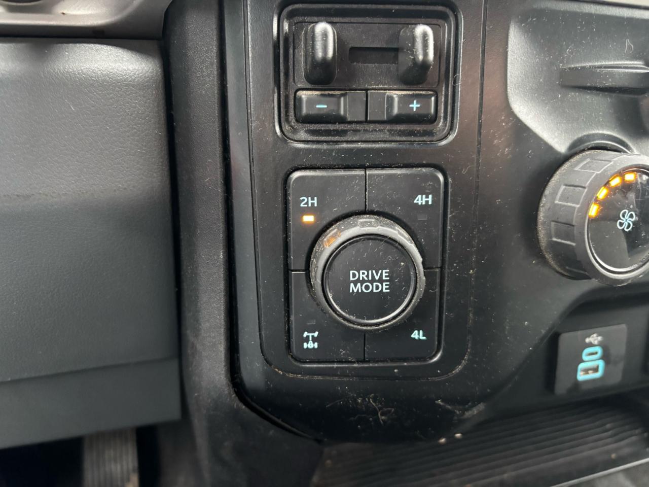 2024 Ford F-250 XLT, CREW CAB, 176"WB, 7.3L GAS ENGINE! Photo