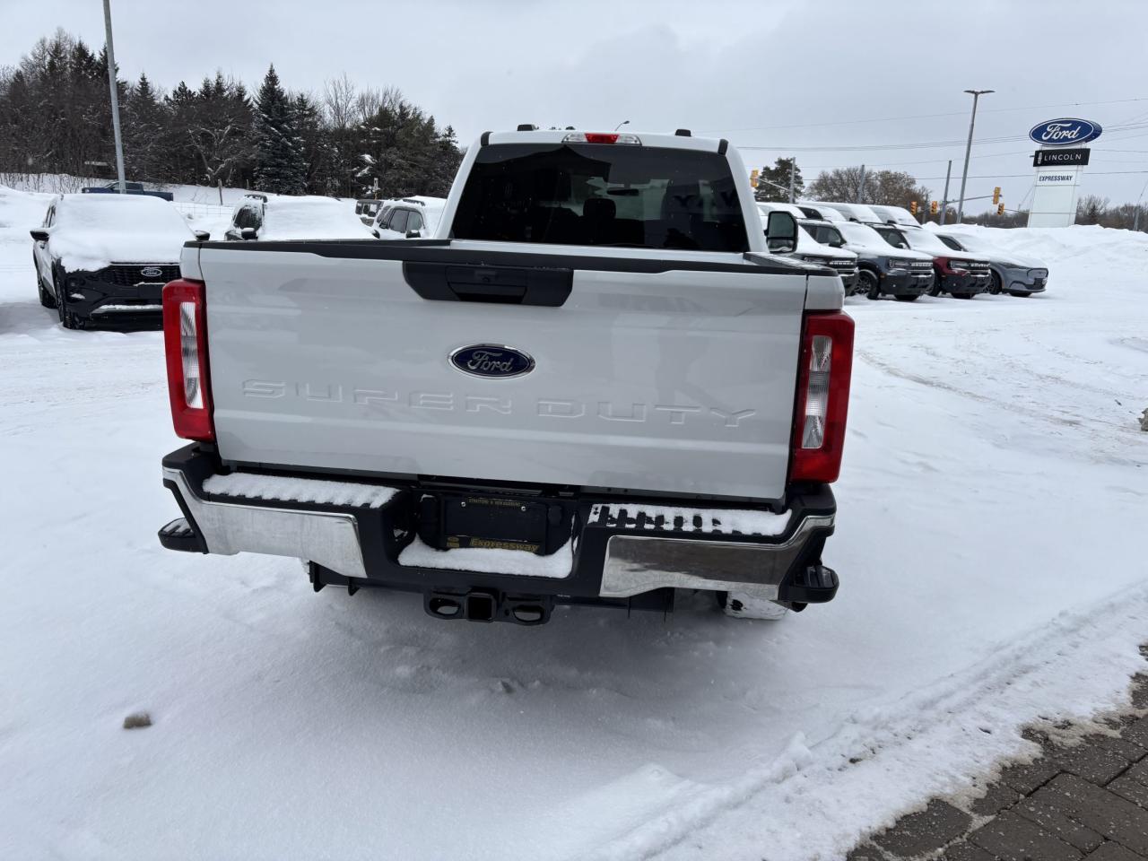 2024 Ford F-250 XLT, CREW CAB, 176"WB, 7.3L GAS ENGINE! Photo4