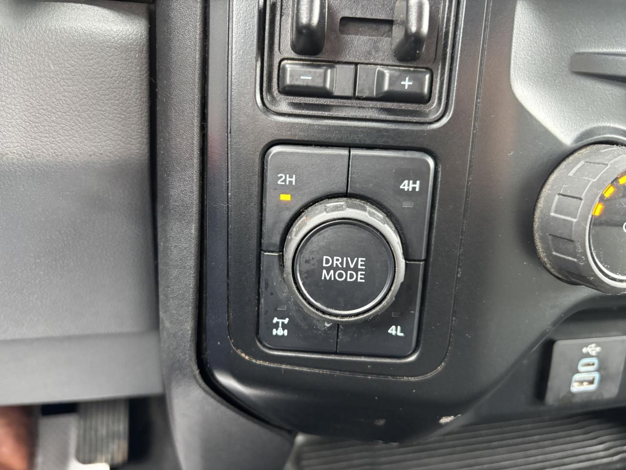 2024 Ford F-250 XLT, CREW CAB, 176"WB, 7.3L GAS ENGINE! Photo