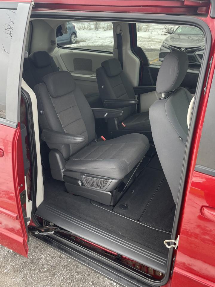 2009 Dodge Grand Caravan SE  STOW N GO   ONLY 168,000 KMS Photo