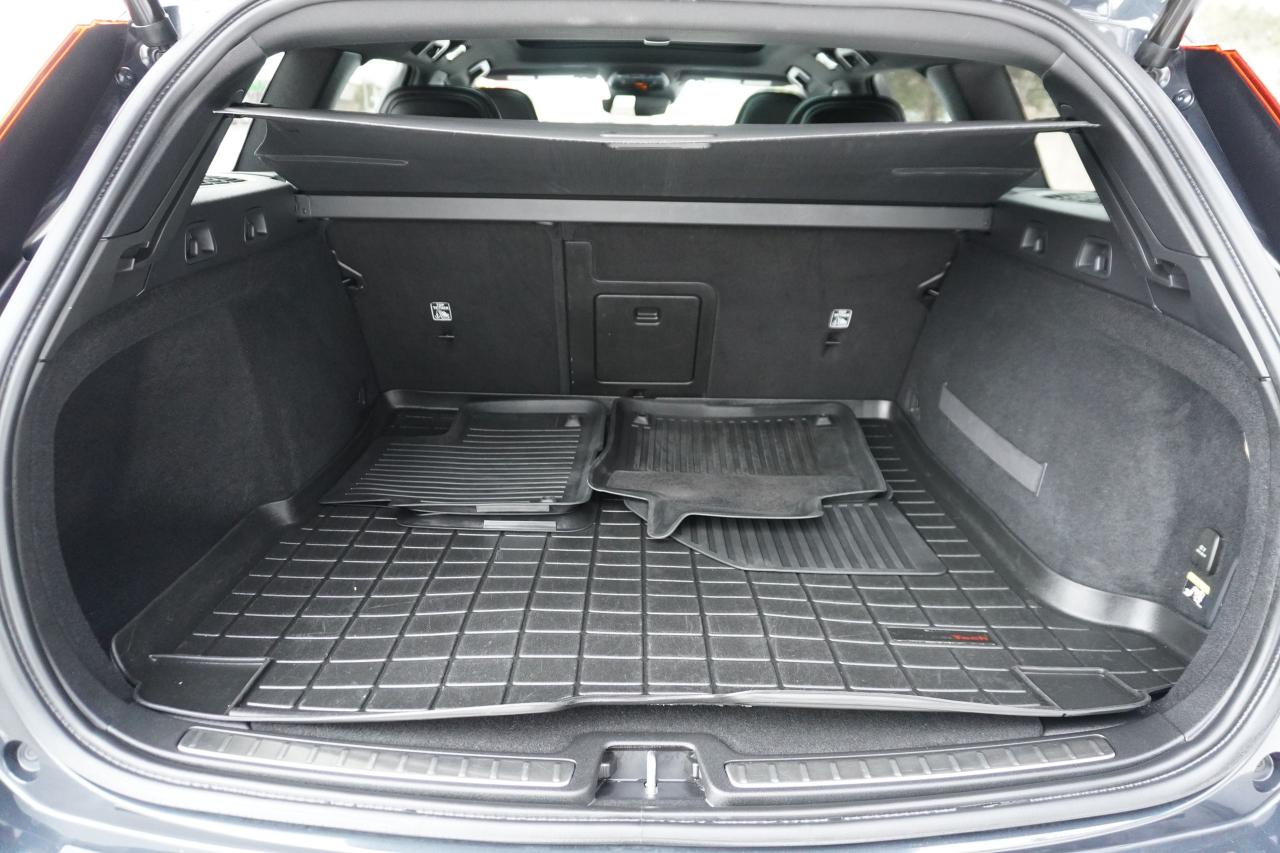 2019 Volvo V60 R-DESIGN / T6 AWD / NO ACCIDENTS / IMMACULATE CAR Photo