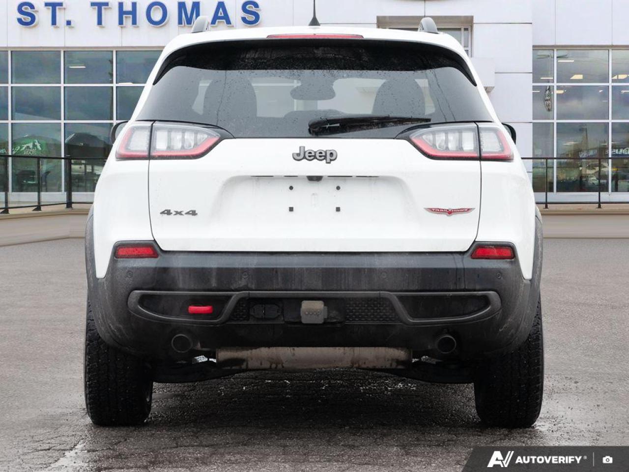 2022 Jeep Cherokee Trailhawk Sun and Sound Group Photo4