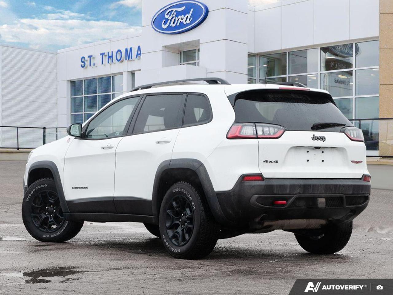 2022 Jeep Cherokee Trailhawk Sun and Sound Group Photo3