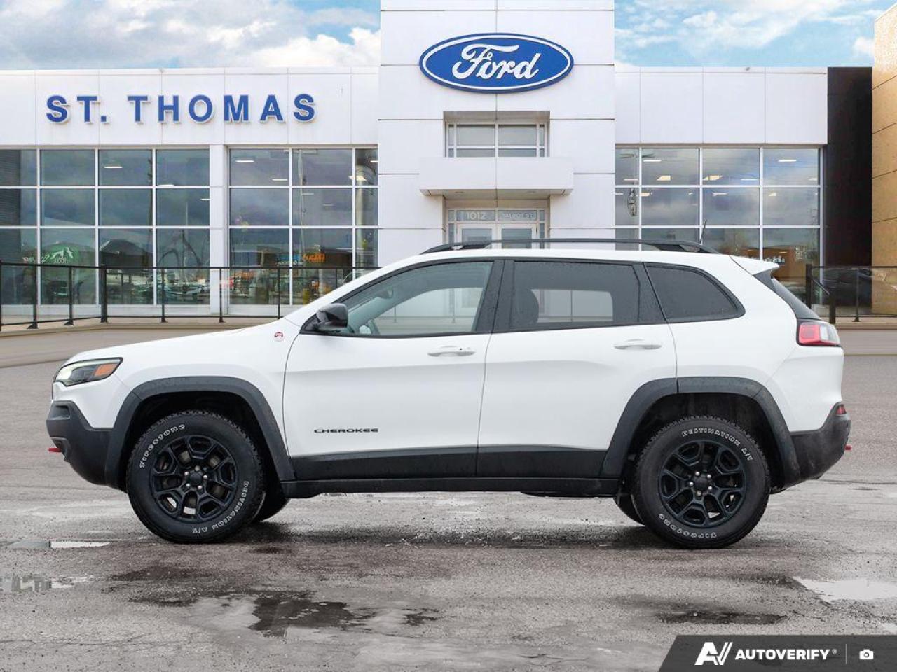 2022 Jeep Cherokee Trailhawk Sun and Sound Group Photo2
