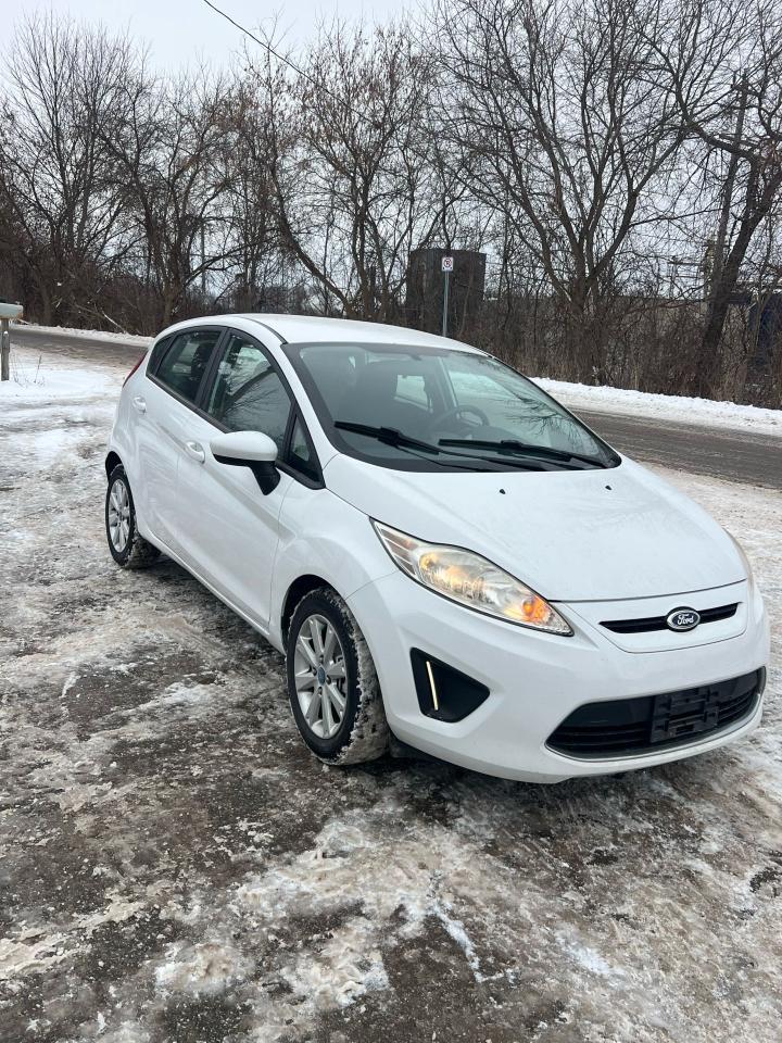 2012 Ford Fiesta SE Photo2