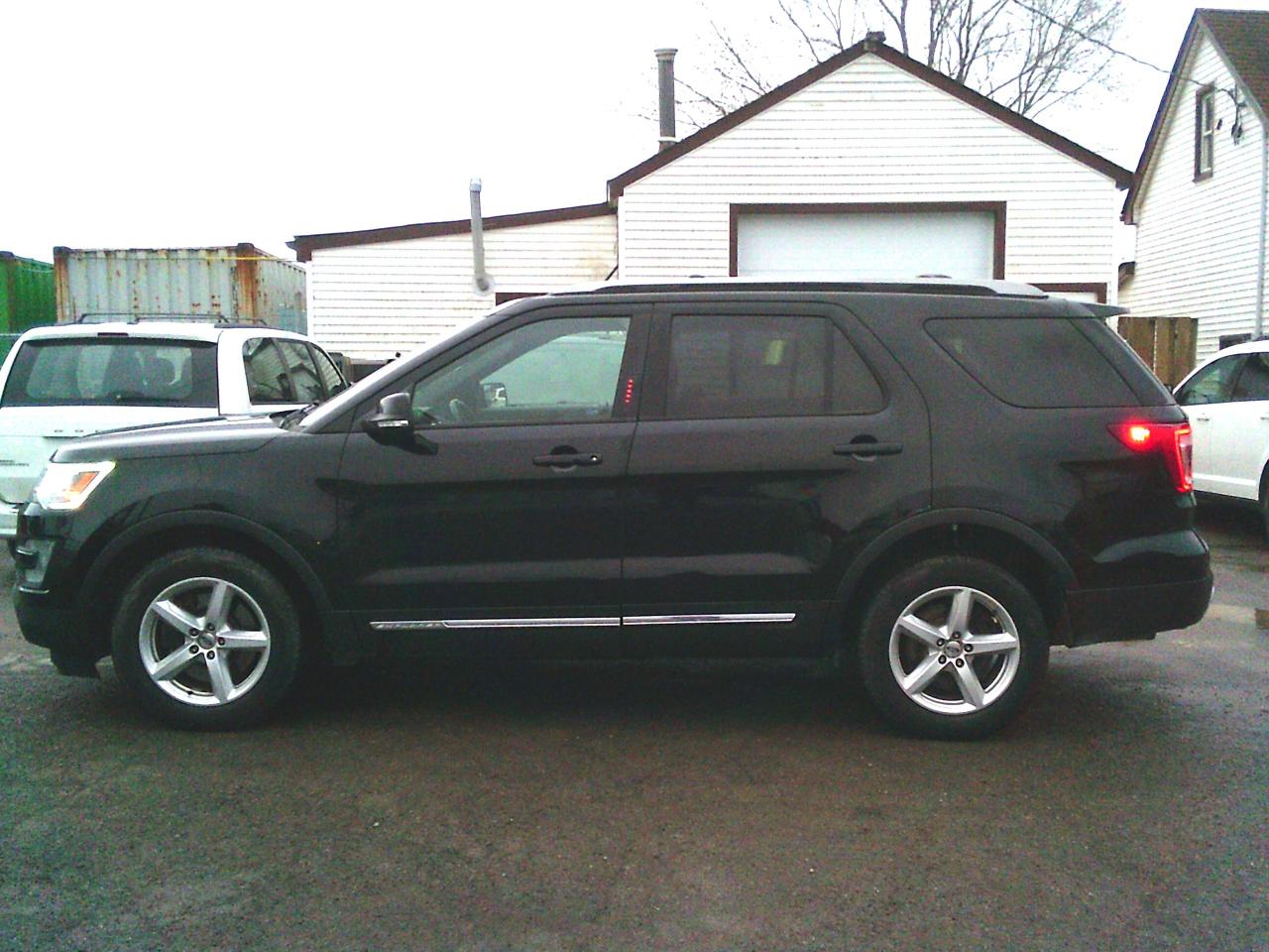 2017 Ford Explorer 4WD 4dr XLT 7 PASS Photo4