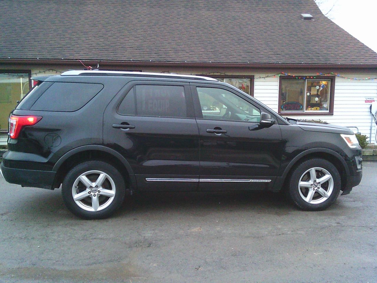 2017 Ford Explorer 4WD 4dr XLT 7 PASS Photo