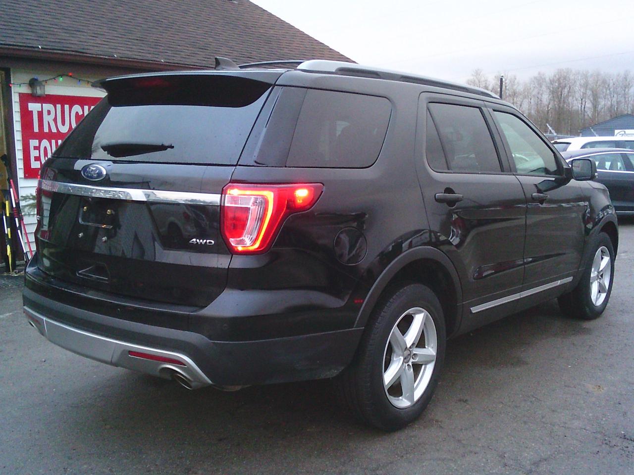 2017 Ford Explorer 4WD 4dr XLT 7 PASS Photo