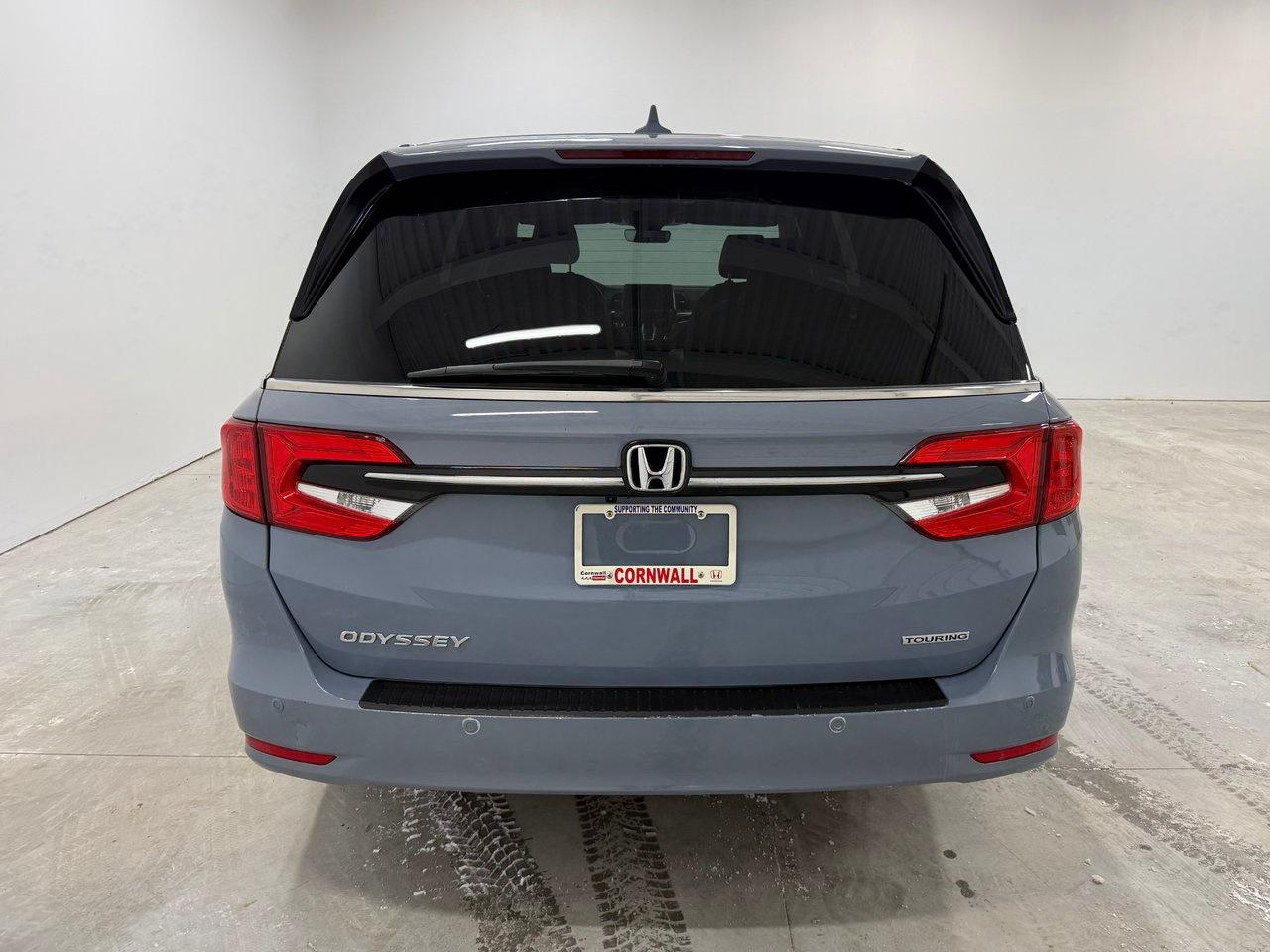 2024 Honda Odyssey Touring Photo2