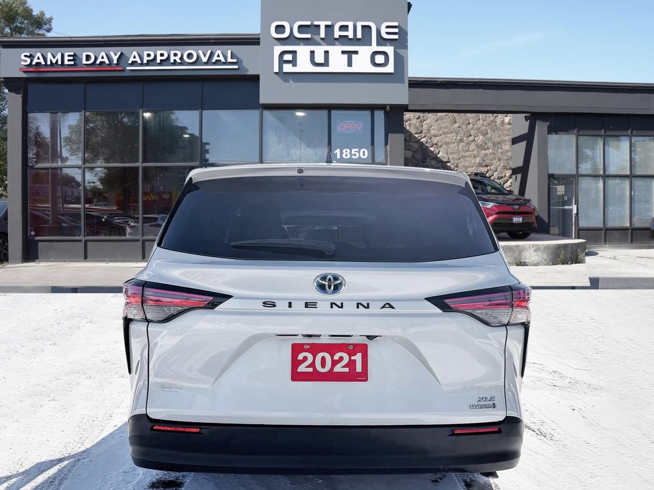 2021 Toyota Sienna XLE 8-Passenger FWD Photo4