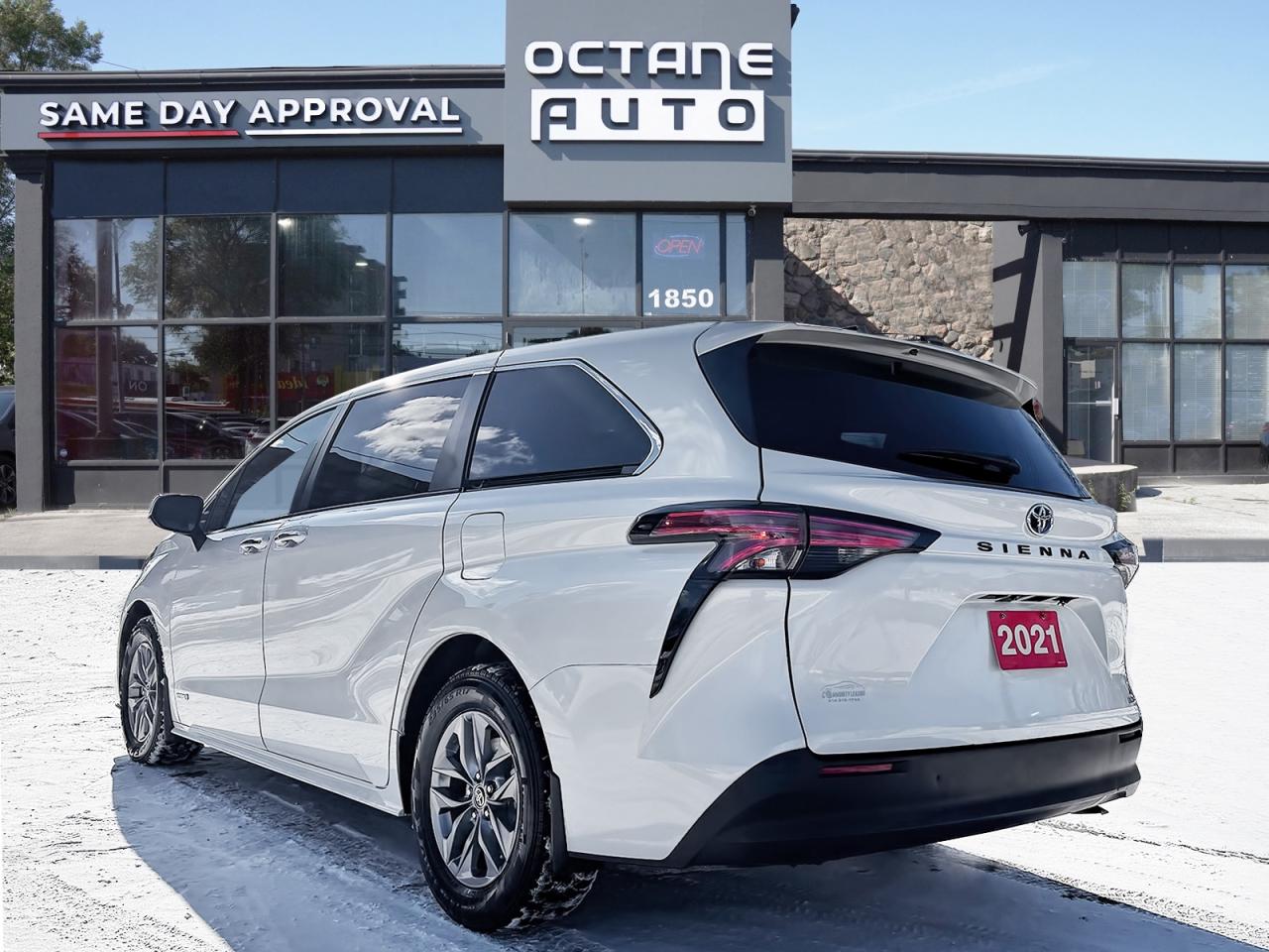 2021 Toyota Sienna XLE 8-Passenger FWD Photo