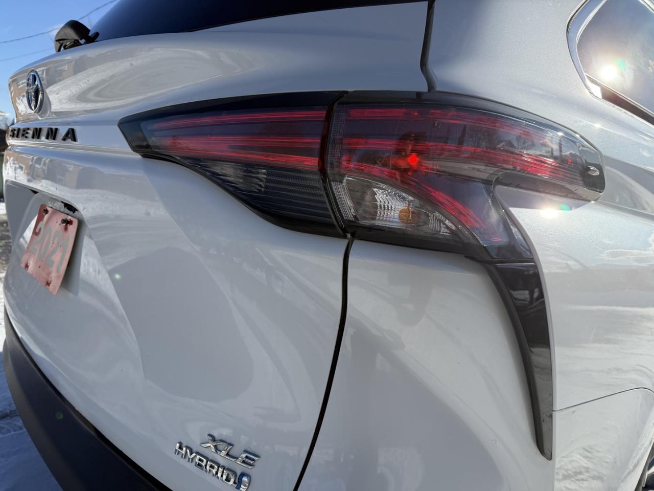 2021 Toyota Sienna XLE 8-Passenger FWD Photo