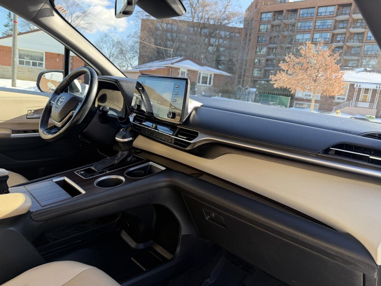 2021 Toyota Sienna XLE 8-Passenger FWD Photo