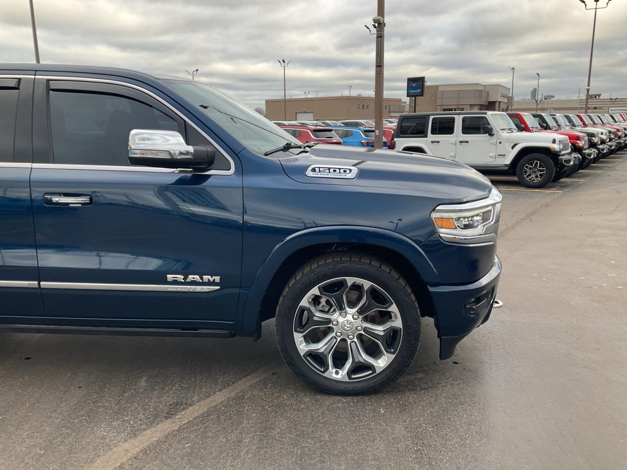 2022 RAM 1500 Crew Cab LIMITED / V8 / 3.92 AXLE / ANTI SPIN DIFF Photo