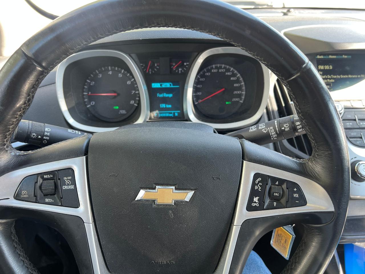 2017 Chevrolet Equinox LT Photo2