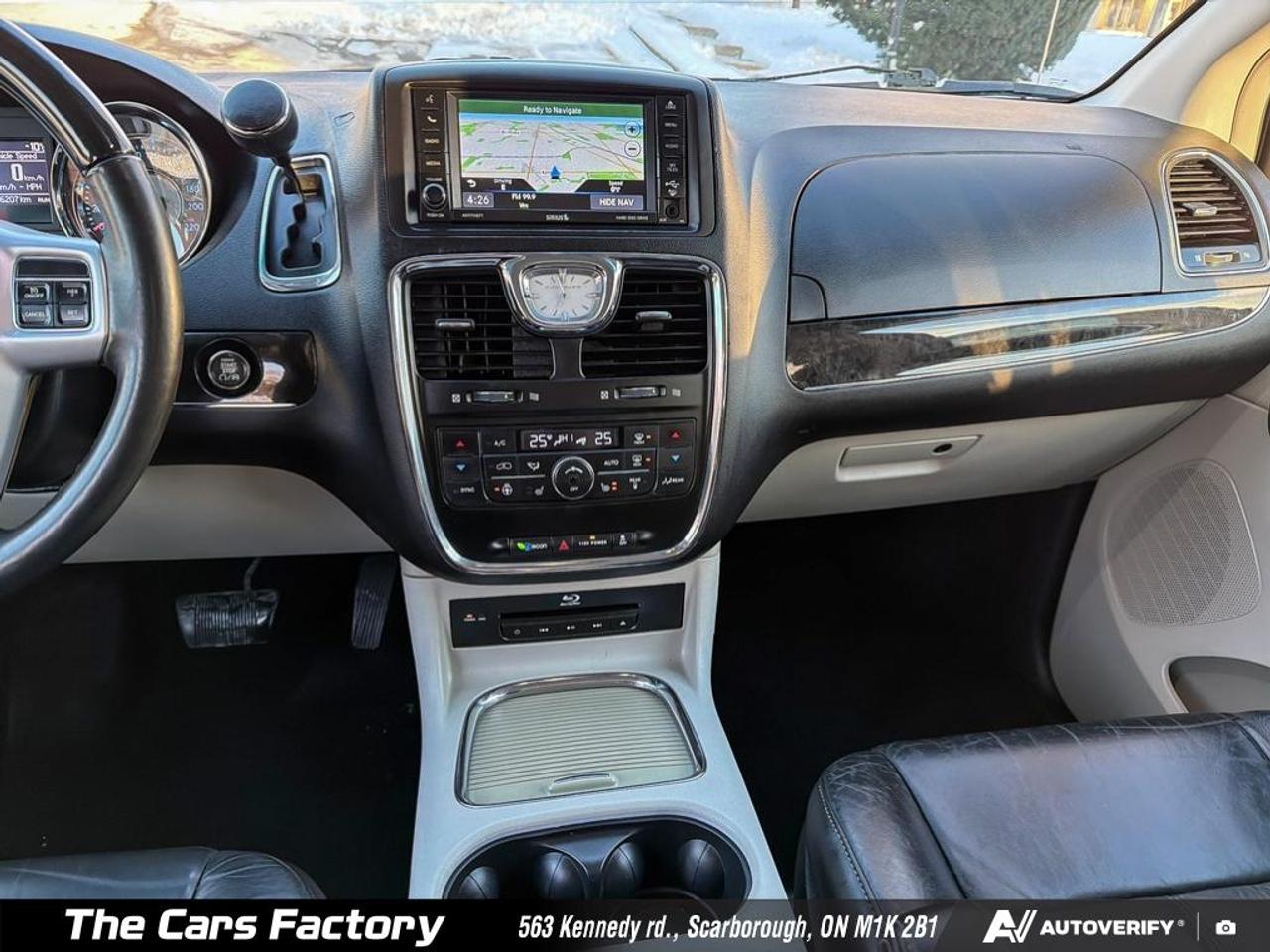 2016 Chrysler Town & Country Limited Stow ’n Go Leather/Sunroof/Camera! Photo