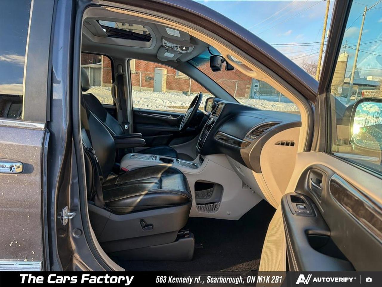2016 Chrysler Town & Country Limited Stow ’n Go Leather/Sunroof/Camera! Photo