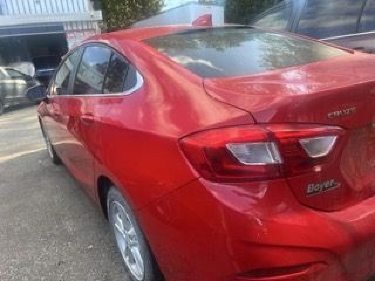 2017 Chevrolet Cruze LT Photo4