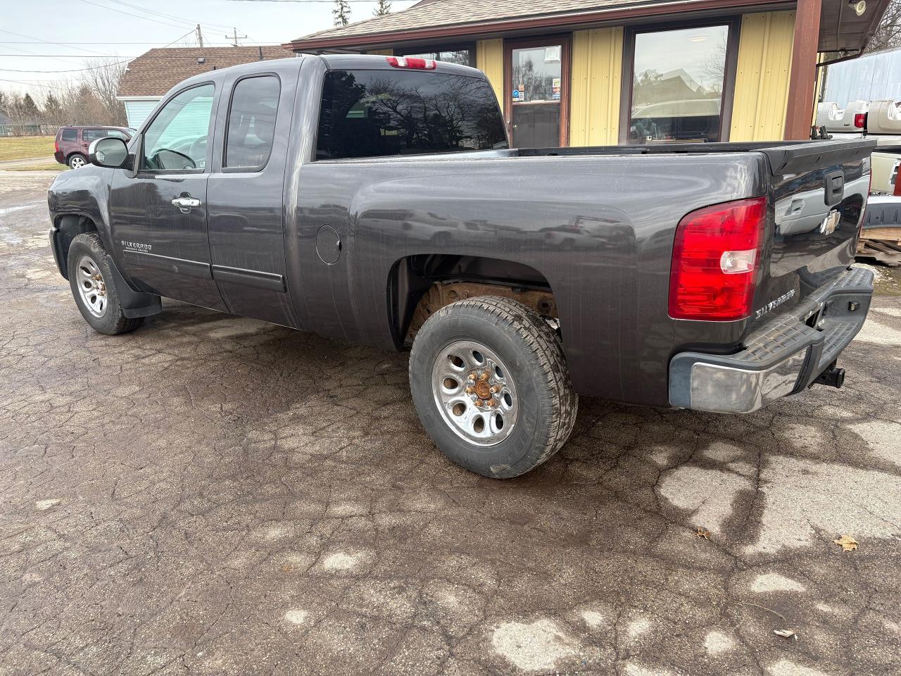 2011 Chevrolet Silverado 1500 4WD EXT CAB 143.5" LS CHEYENNE EDITION Photo3