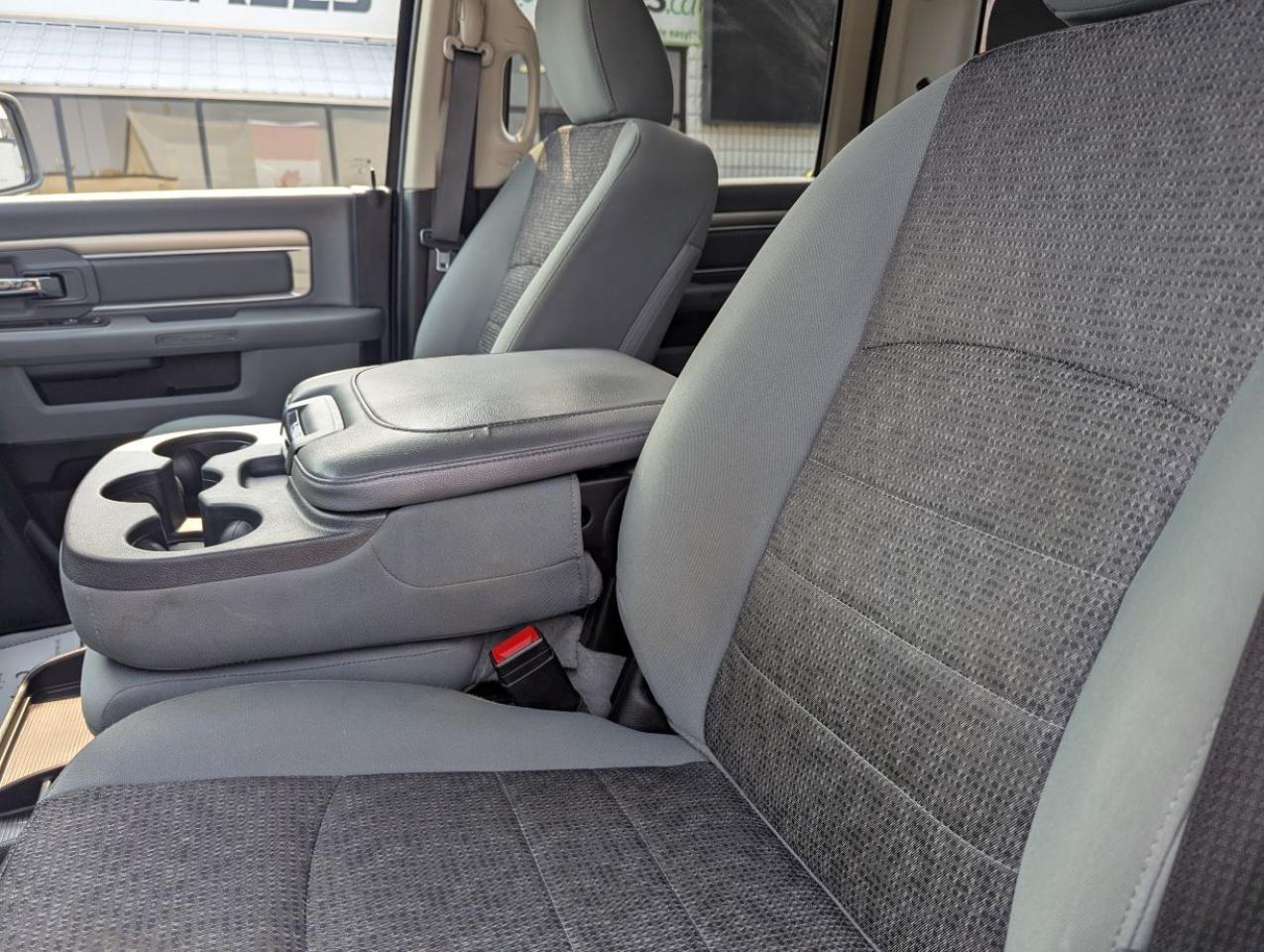 2020 RAM 1500 Classic SLT CREW CAB WITH A TONNEAU COVER!! Photo3