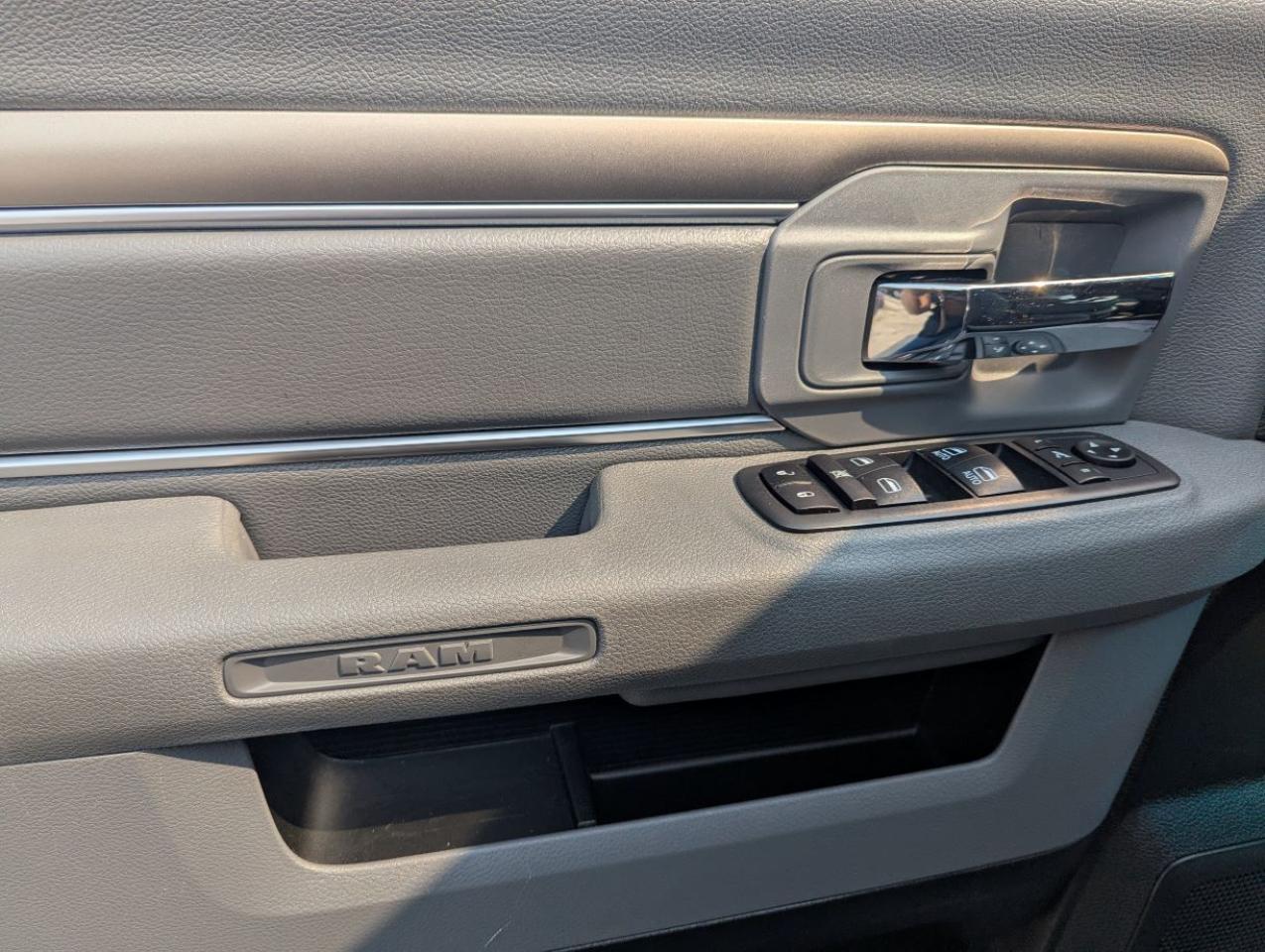 2020 RAM 1500 Classic SLT CREW CAB WITH A TONNEAU COVER!! Photo