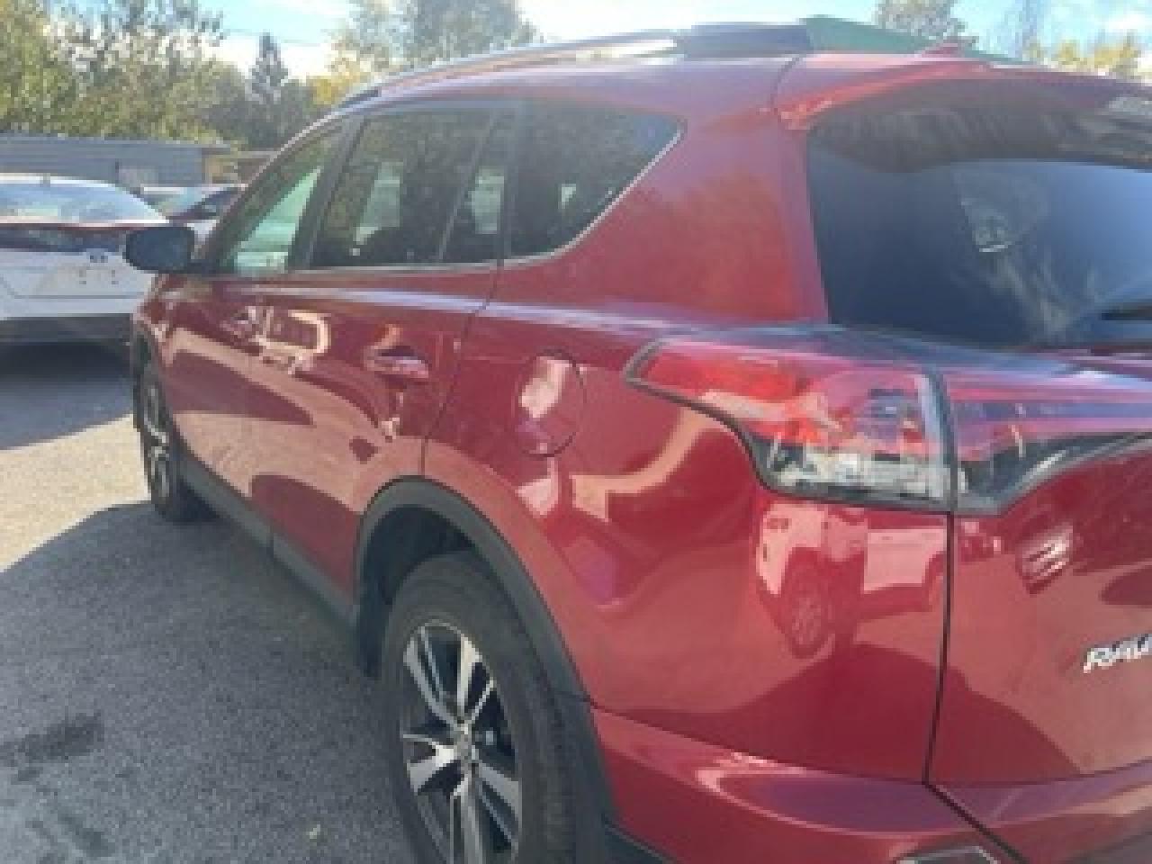 2016 Toyota RAV4 XLE Photo4