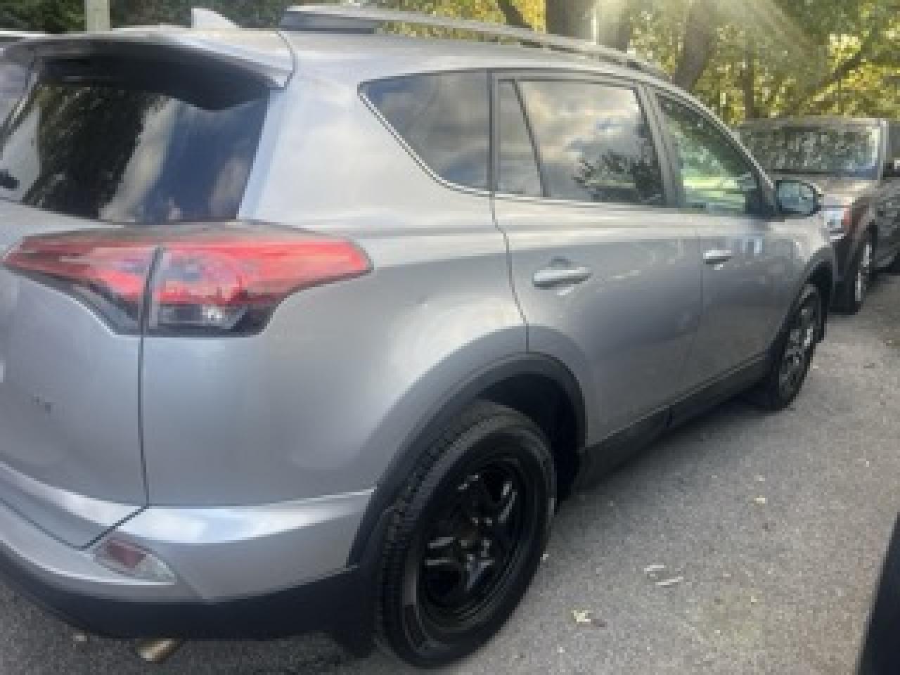 2017 Toyota RAV4 LE Photo4