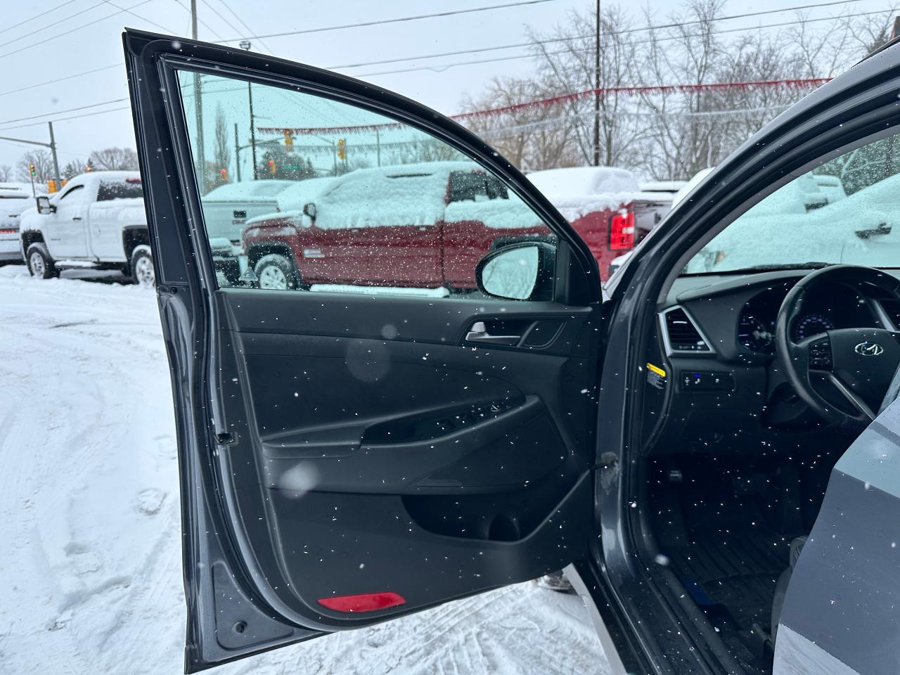 2017 Hyundai Tucson SE 2.0L FWD Heated-Leather PanoRoof BackupCam XM Photo