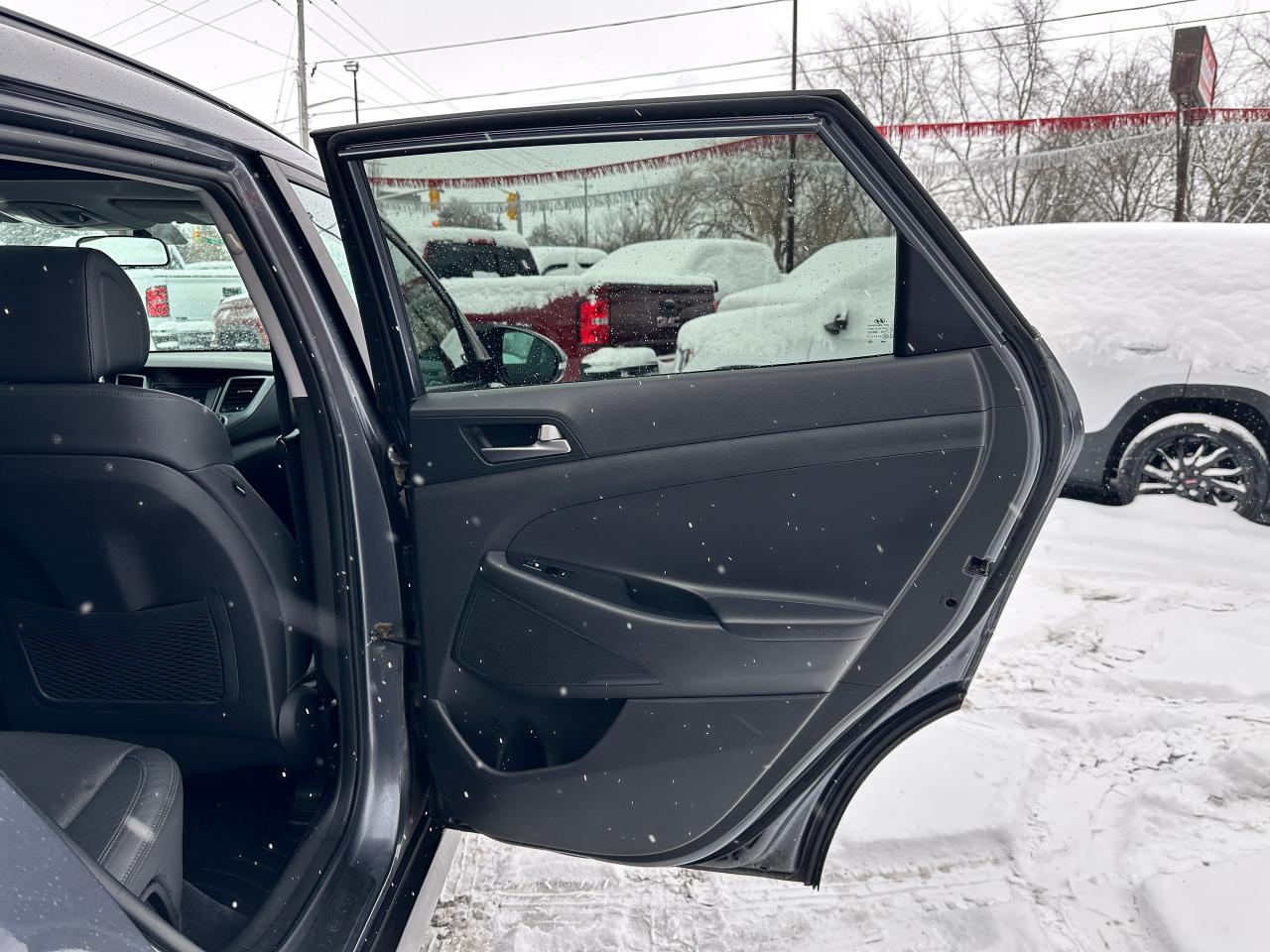 2017 Hyundai Tucson SE 2.0L FWD Heated-Leather PanoRoof BackupCam XM Photo