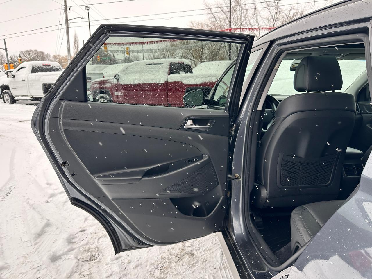 2017 Hyundai Tucson SE 2.0L FWD Heated-Leather PanoRoof BackupCam XM Photo