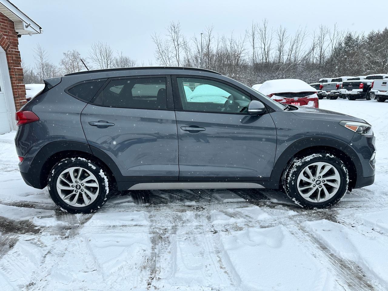 2017 Hyundai Tucson SE 2.0L FWD Heated-Leather PanoRoof BackupCam XM Photo4