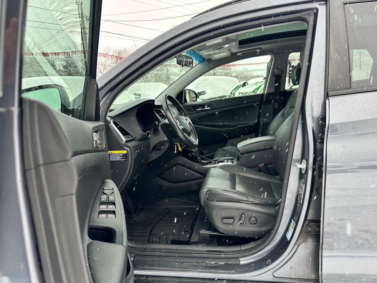 2017 Hyundai Tucson SE 2.0L FWD Heated-Leather PanoRoof BackupCam XM Photo