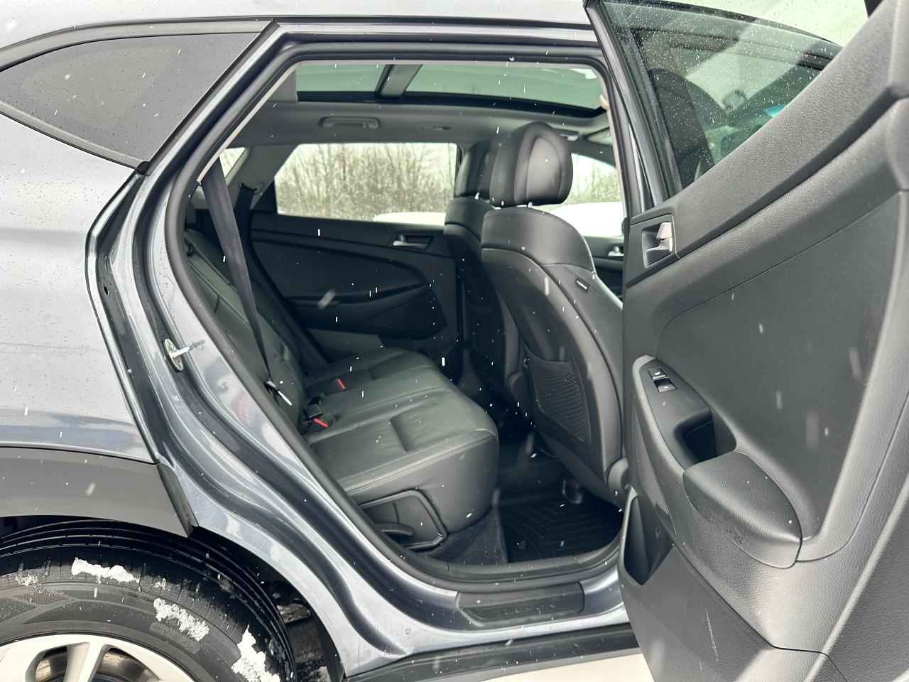 2017 Hyundai Tucson SE 2.0L FWD Heated-Leather PanoRoof BackupCam XM Photo