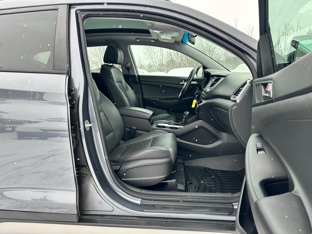 2017 Hyundai Tucson SE 2.0L FWD Heated-Leather PanoRoof BackupCam XM Photo