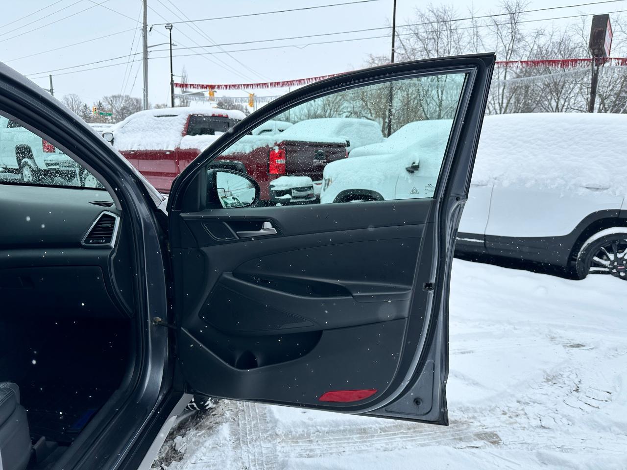 2017 Hyundai Tucson SE 2.0L FWD Heated-Leather PanoRoof BackupCam XM Photo