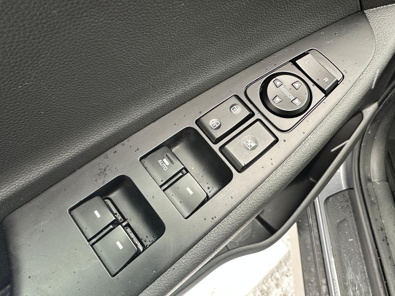 2017 Hyundai Tucson SE 2.0L FWD Heated-Leather PanoRoof BackupCam XM Photo