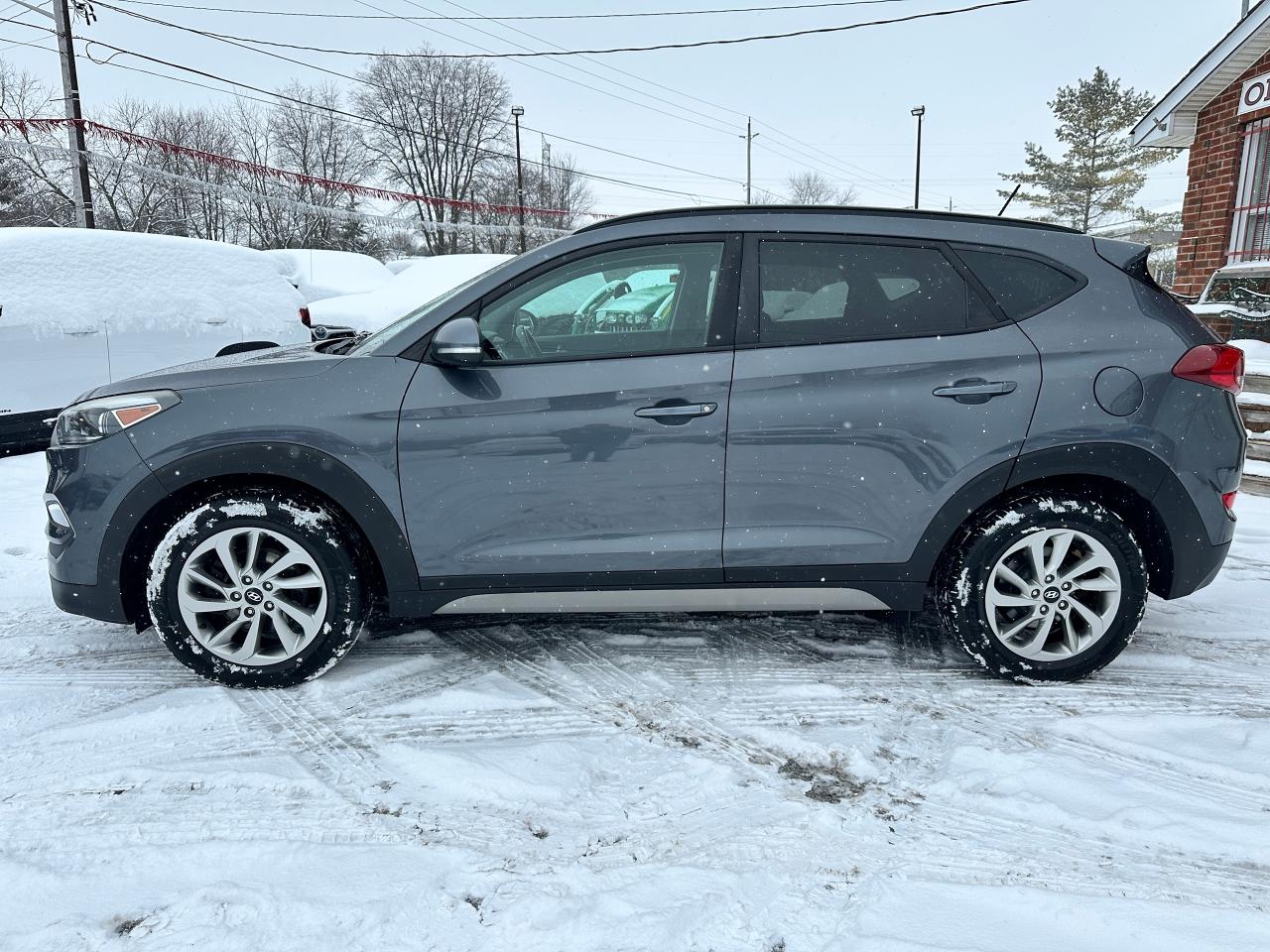 2017 Hyundai Tucson SE 2.0L FWD Heated-Leather PanoRoof BackupCam XM Photo2